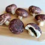 香菇芝麻包 Mushroom-Shaped Baozi (Steamed Bun) with Black Sesame Filling
